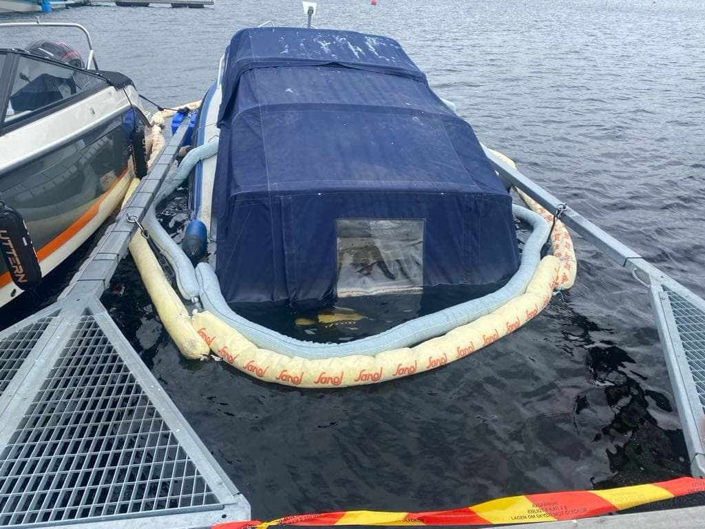 Länsa utlagd runt båt i småbåtshamn
