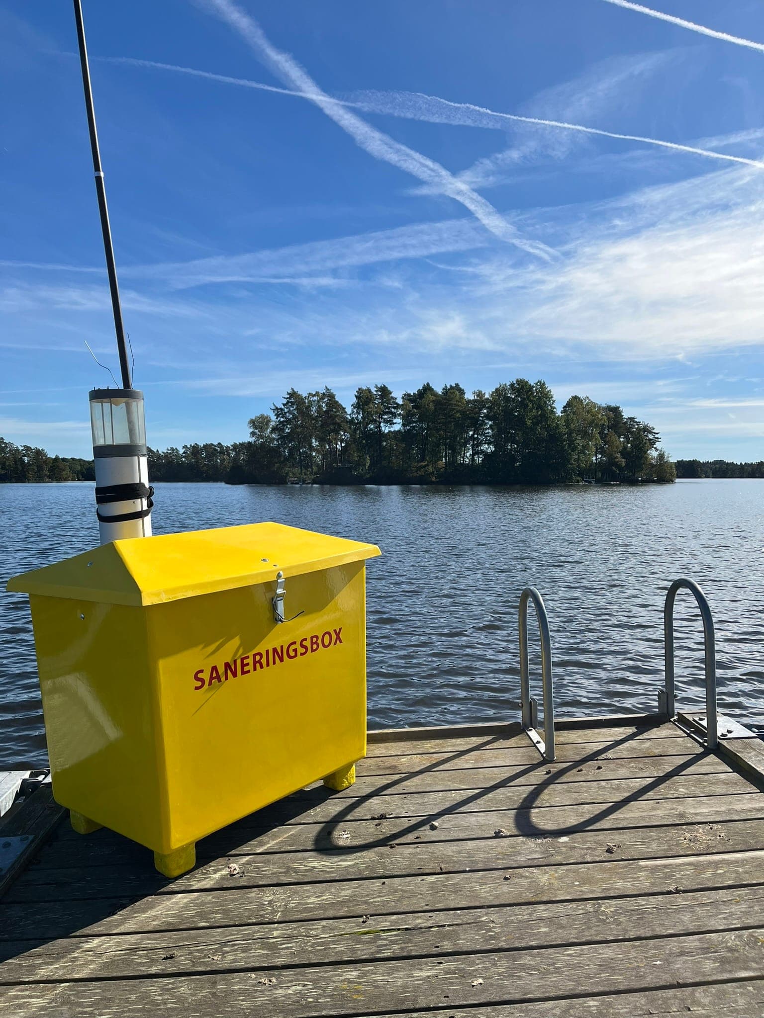 Saneringsbox på bryggan i småbåtshamnen