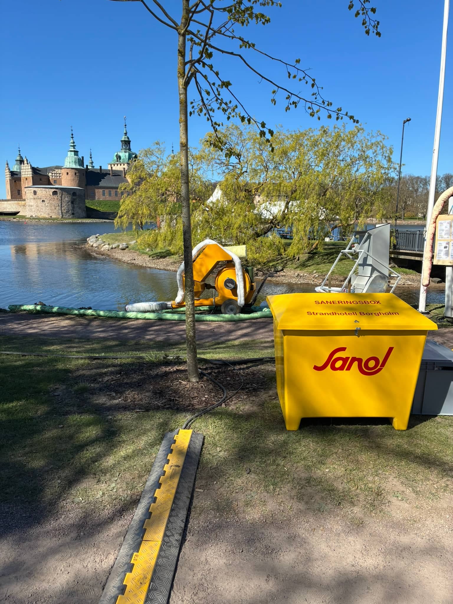Saneringsbox vid vattnet med slottet i bakgrunden